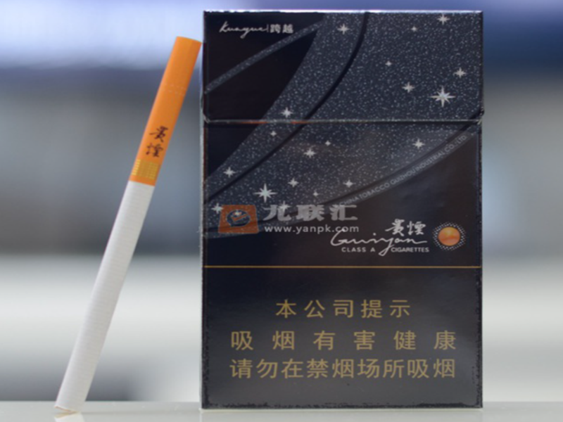仓储质检人员核对整箱规格与包装条形码